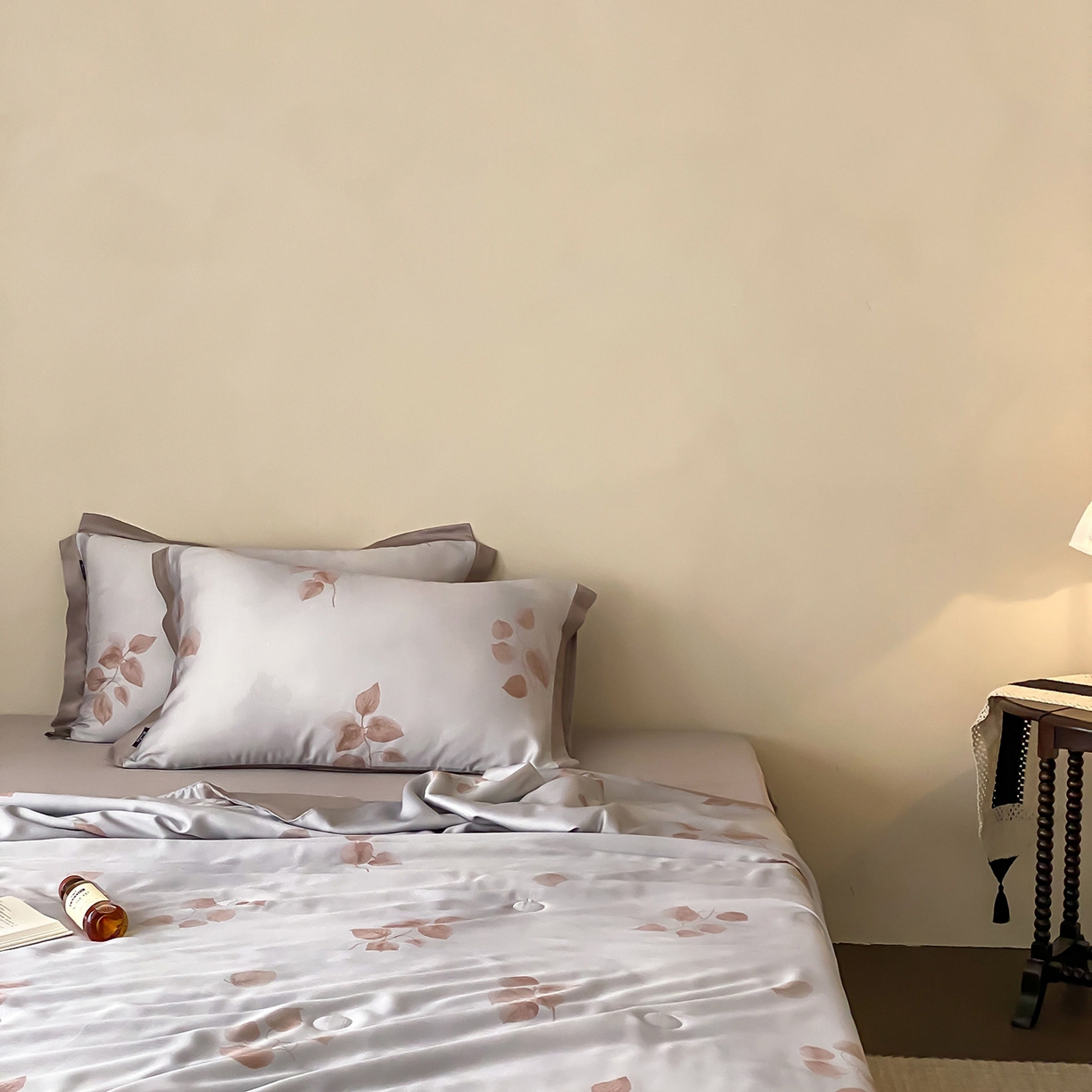 91家纺网 家纺一手货源 找家纺 玉宇阁家居 2026新款60S兰精天丝印花夏被四件套 月漾-浅云