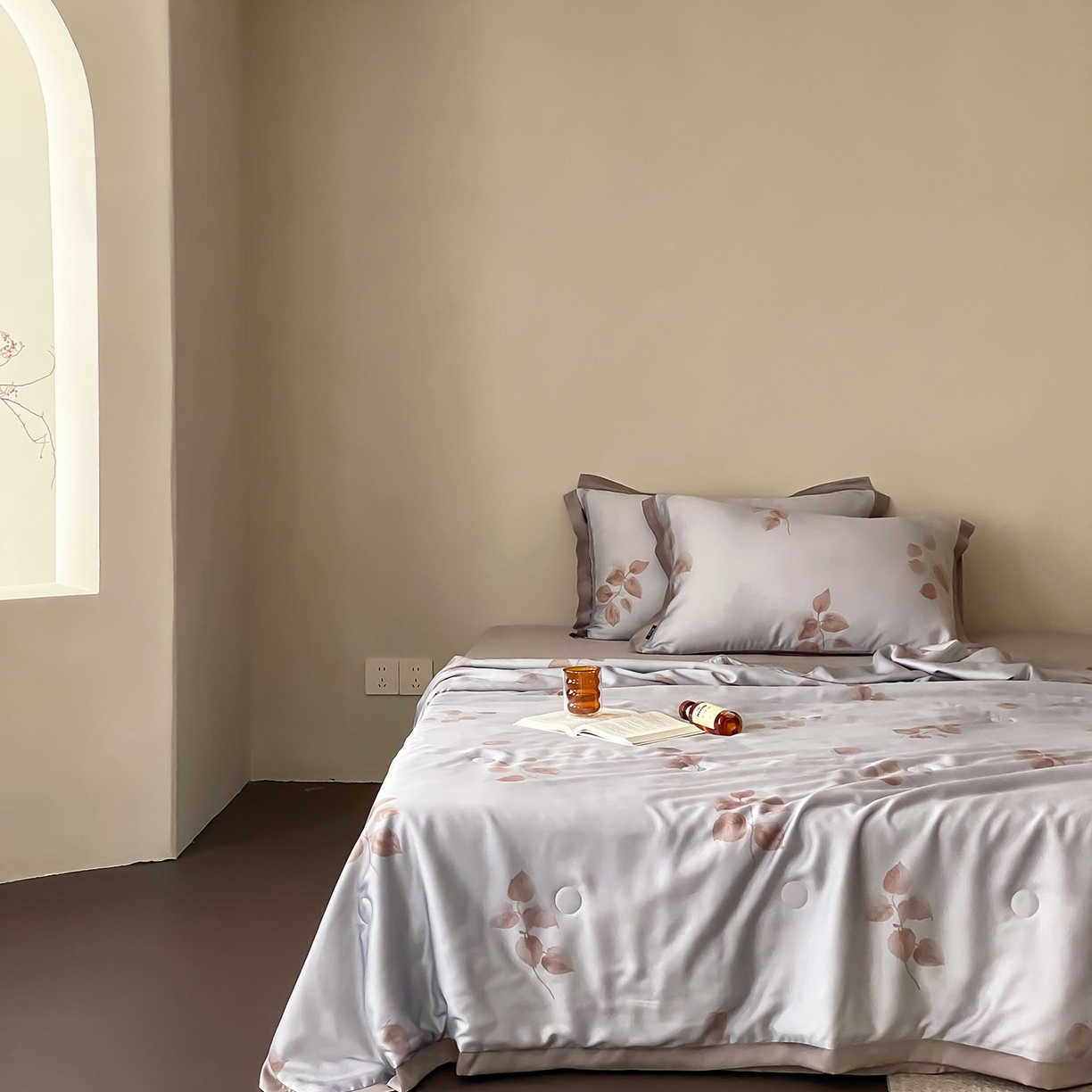 91家纺网 家纺一手货源 找家纺 玉宇阁家居 2026新款60S兰精天丝印花夏被四件套 月漾-浅云