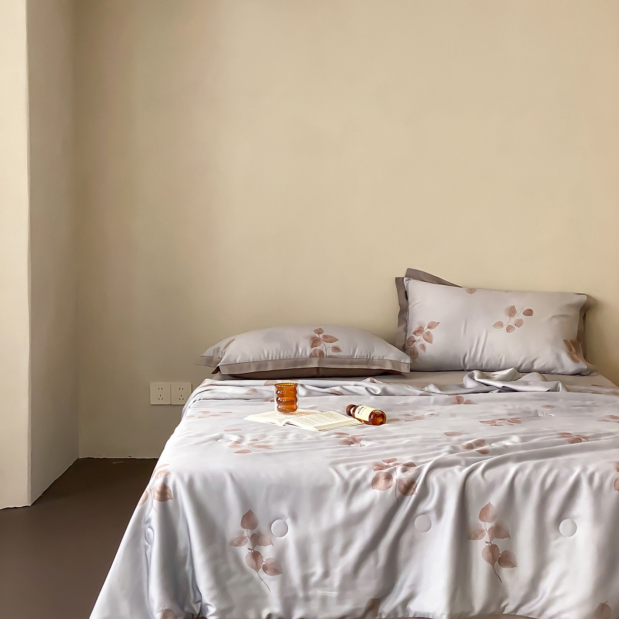 91家纺网 家纺一手货源 找家纺 玉宇阁家居 2026新款60S兰精天丝印花夏被四件套 月漾-浅云