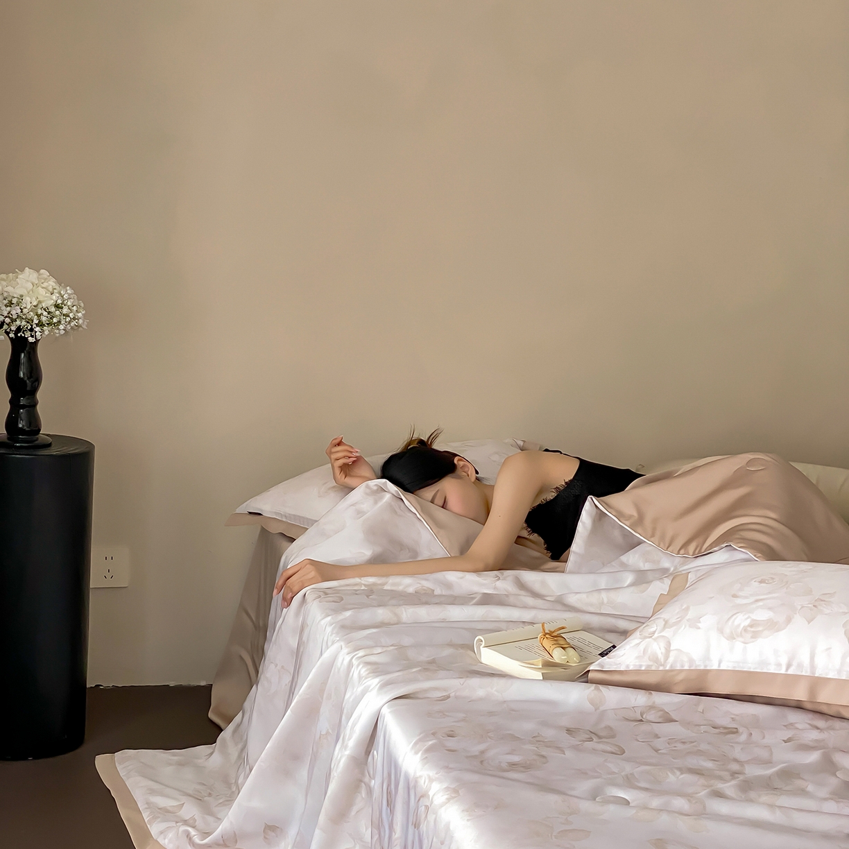 91家纺网 家纺一手货源 找家纺 玉宇阁家居 2026新款60S兰精天丝印花夏被四件套 悠悠夏日-乳酪泰奶