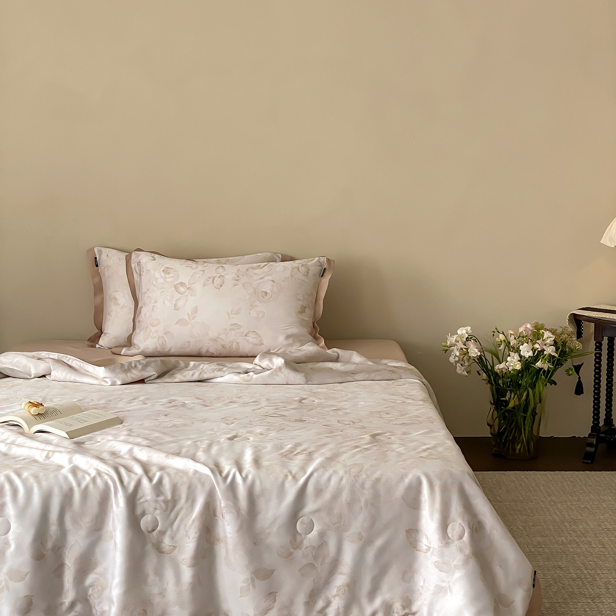 91家纺网 家纺一手货源 找家纺 玉宇阁家居 2026新款60S兰精天丝印花夏被四件套 悠悠夏日-乳酪泰奶