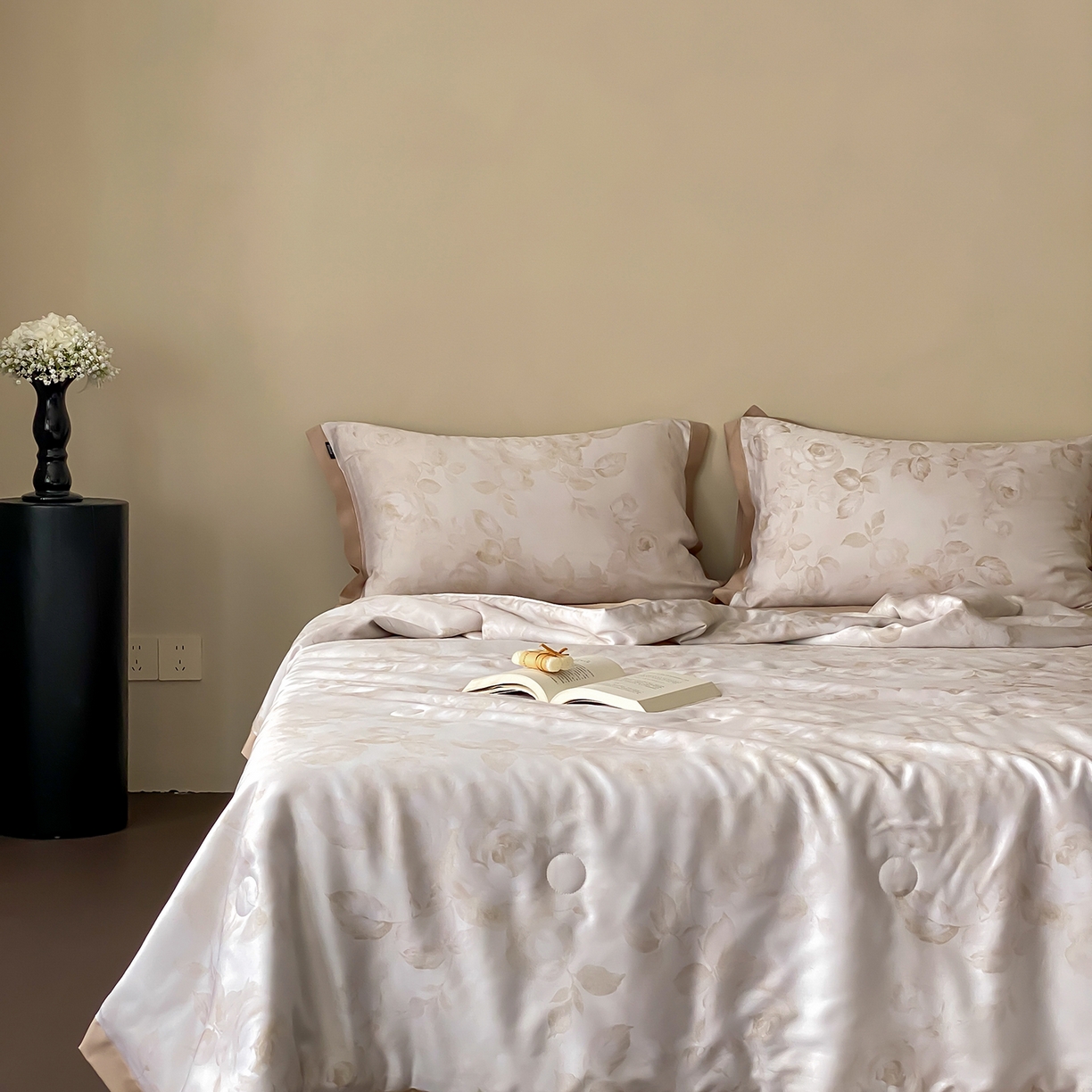 91家纺网 家纺一手货源 找家纺 玉宇阁家居 2026新款60S兰精天丝印花夏被四件套 悠悠夏日-乳酪泰奶