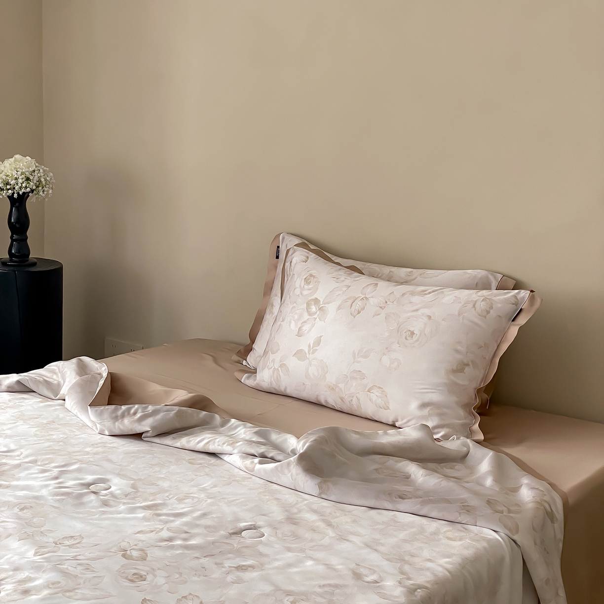 91家纺网 家纺一手货源 找家纺 玉宇阁家居 2026新款60S兰精天丝印花夏被四件套 悠悠夏日-乳酪泰奶