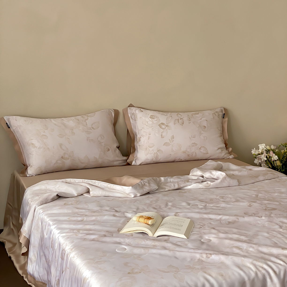 91家纺网 家纺一手货源 找家纺 玉宇阁家居 2026新款60S兰精天丝印花夏被四件套 悠悠夏日-乳酪泰奶