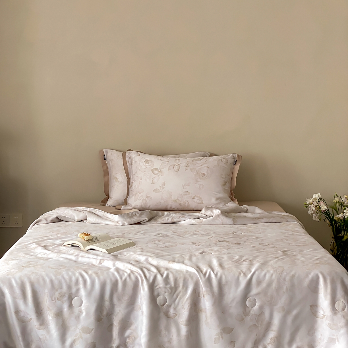 91家纺网 家纺一手货源 找家纺 玉宇阁家居 2026新款60S兰精天丝印花夏被四件套 悠悠夏日-乳酪泰奶