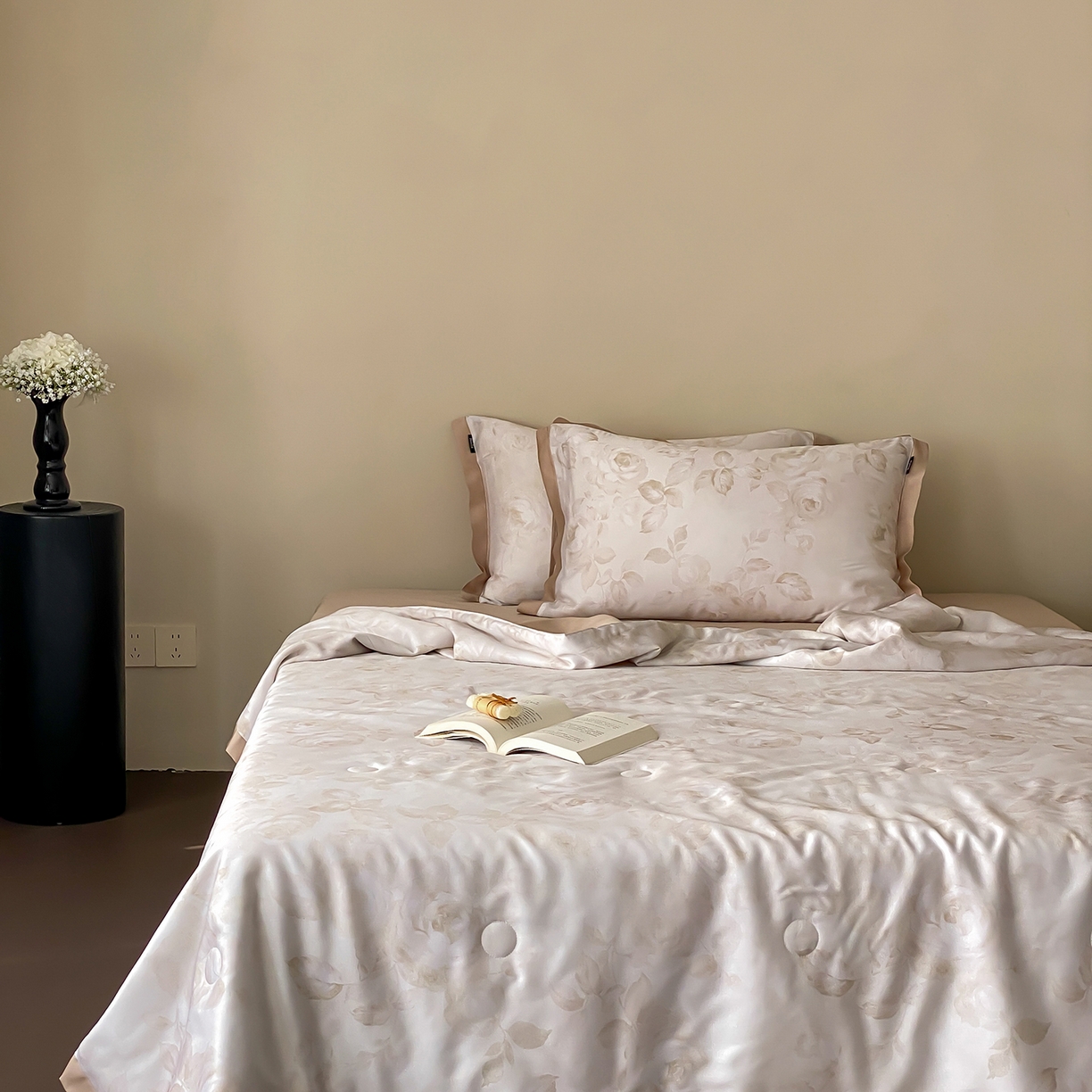 91家纺网 家纺一手货源 找家纺 玉宇阁家居 2026新款60S兰精天丝印花夏被四件套 悠悠夏日-乳酪泰奶