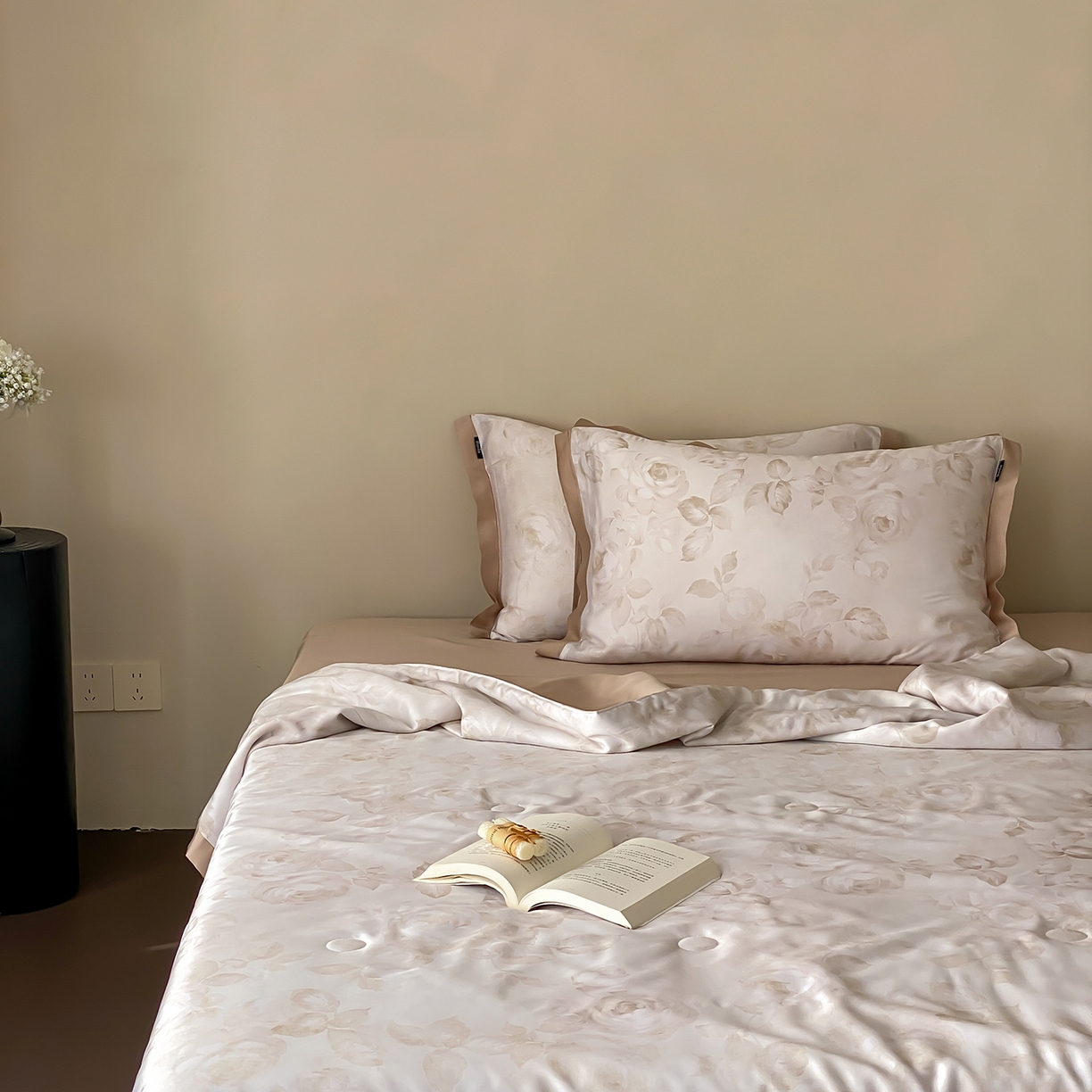 91家纺网 家纺一手货源 找家纺 玉宇阁家居 2026新款60S兰精天丝印花夏被四件套 悠悠夏日-乳酪泰奶