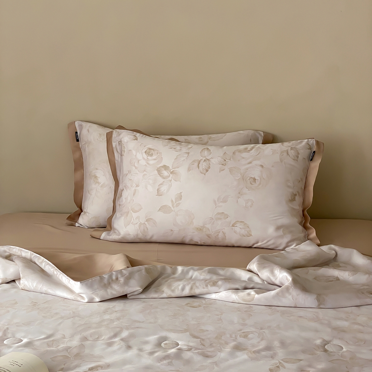 91家纺网 家纺一手货源 找家纺 玉宇阁家居 2026新款60S兰精天丝印花夏被四件套 悠悠夏日-乳酪泰奶