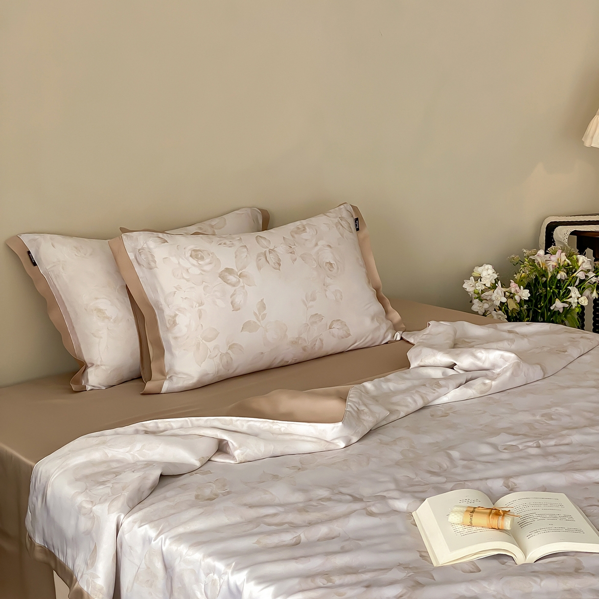 91家纺网 家纺一手货源 找家纺 玉宇阁家居 2026新款60S兰精天丝印花夏被四件套 悠悠夏日-乳酪泰奶