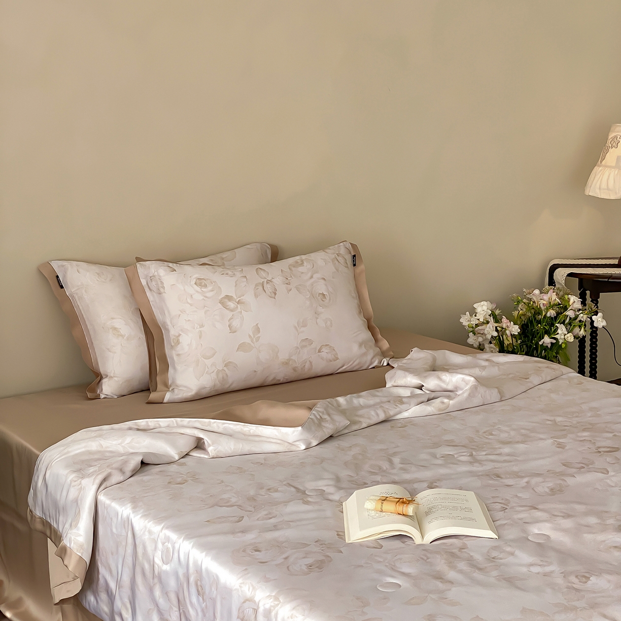 91家纺网 家纺一手货源 找家纺 玉宇阁家居 2026新款60S兰精天丝印花夏被四件套 悠悠夏日-乳酪泰奶