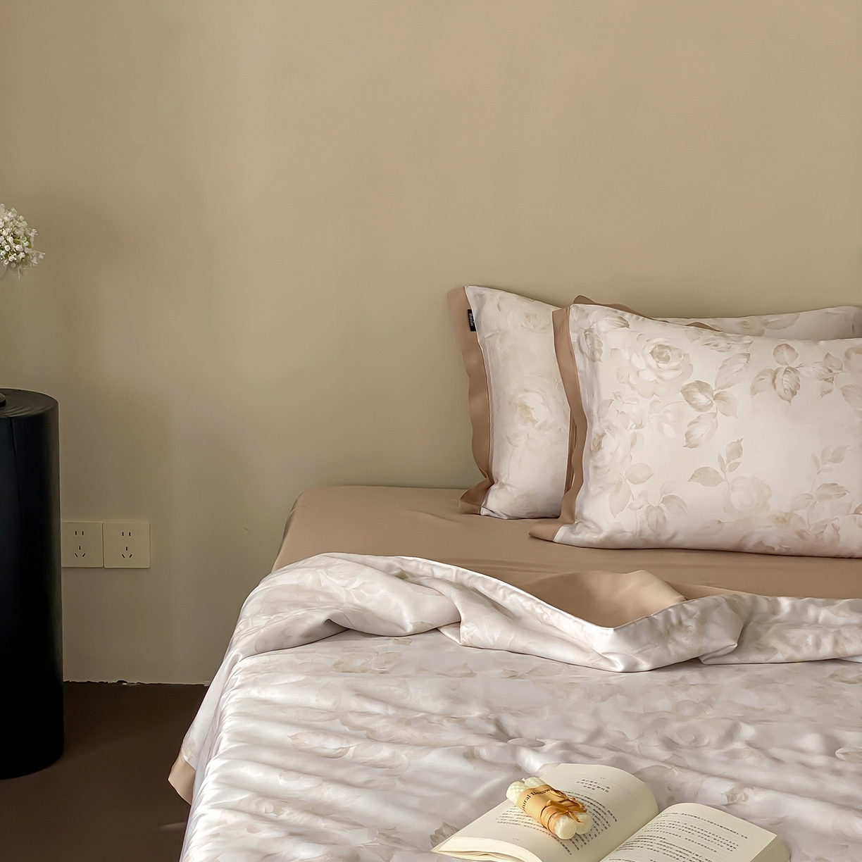 91家纺网 家纺一手货源 找家纺 玉宇阁家居 2026新款60S兰精天丝印花夏被四件套 悠悠夏日-乳酪泰奶