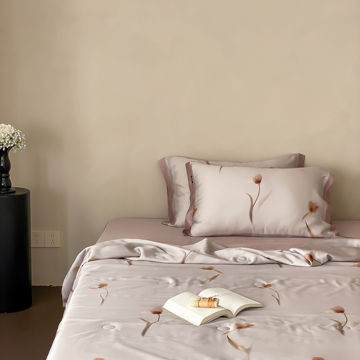 91家纺网 家纺一手货源 找家纺 玉宇阁家居 2026新款60S兰精天丝印花夏被四件套 流光花语-紫芋