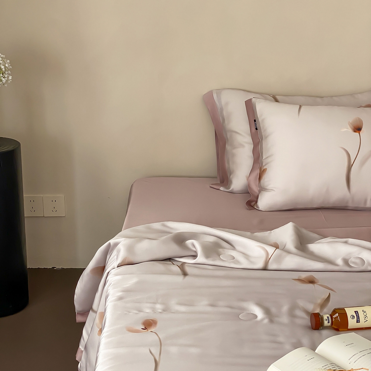 91家纺网 家纺一手货源 找家纺 玉宇阁家居 2026新款60S兰精天丝印花夏被四件套 流光花语-紫芋