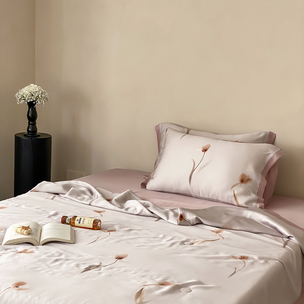 91家纺网 家纺一手货源 找家纺 玉宇阁家居 2026新款60S兰精天丝印花夏被四件套 流光花语-紫芋