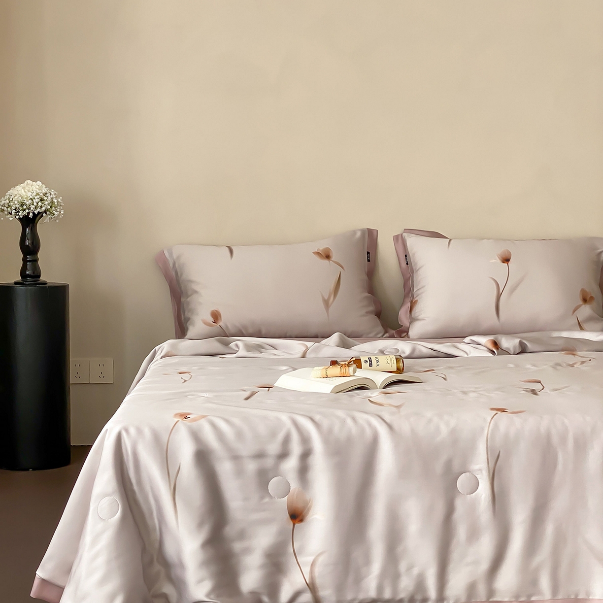 91家纺网 家纺一手货源 找家纺 玉宇阁家居 2026新款60S兰精天丝印花夏被四件套 流光花语-紫芋