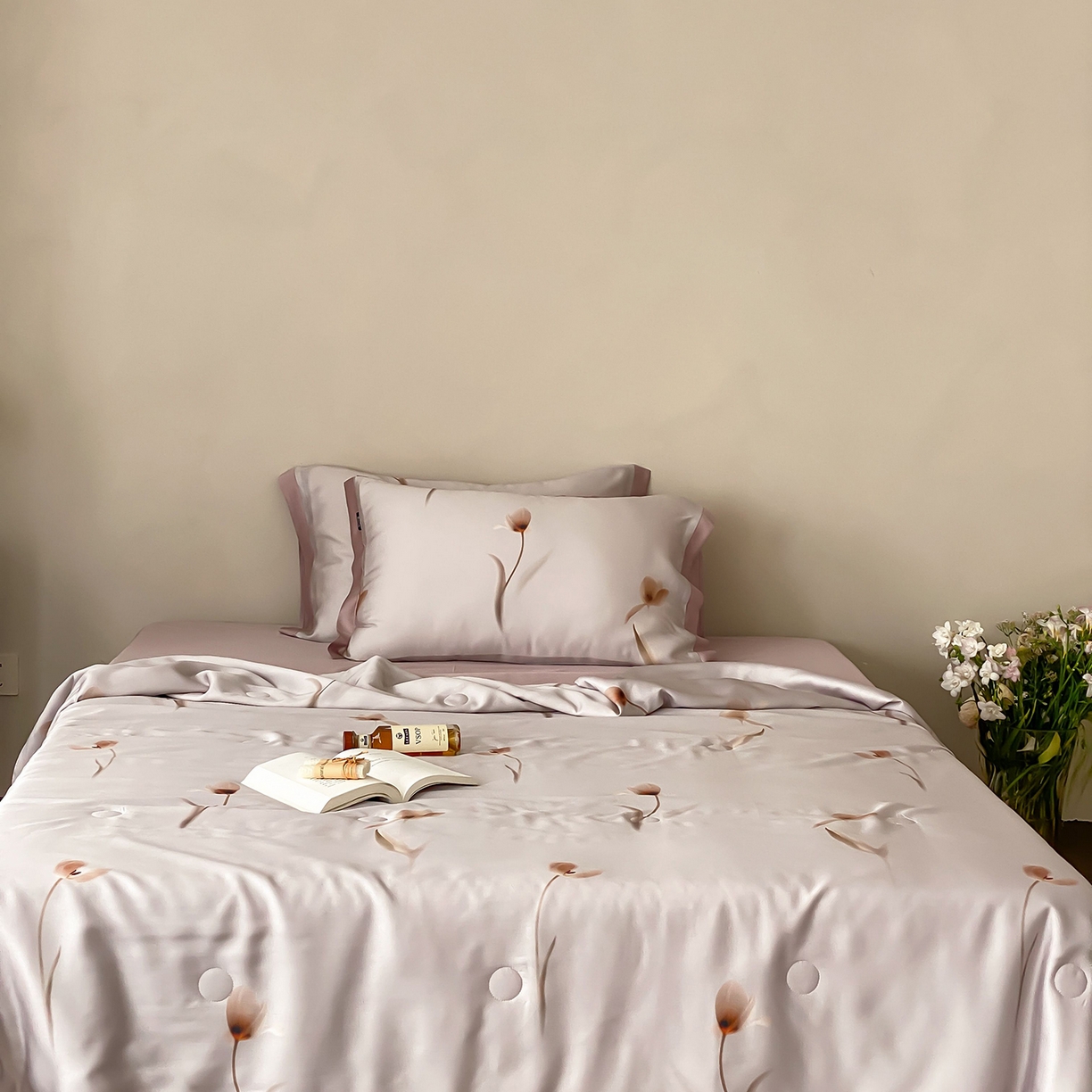 91家纺网 家纺一手货源 找家纺 玉宇阁家居 2026新款60S兰精天丝印花夏被四件套 流光花语-紫芋