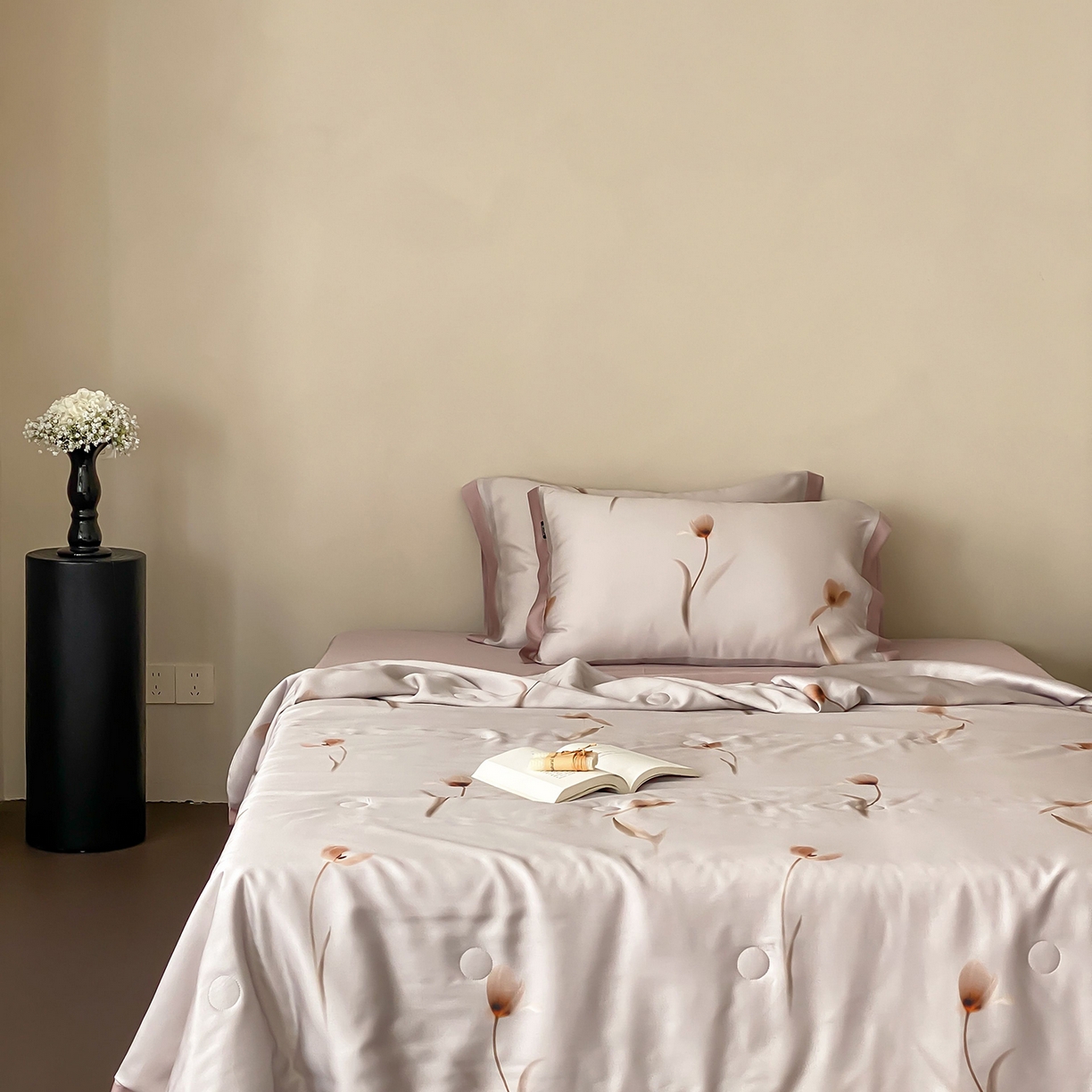 91家纺网 家纺一手货源 找家纺 玉宇阁家居 2026新款60S兰精天丝印花夏被四件套 流光花语-紫芋