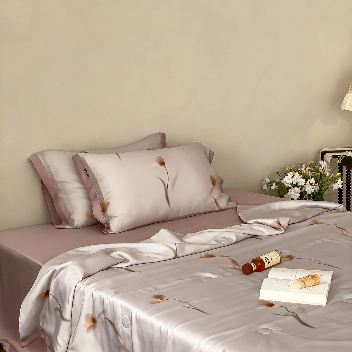 91家纺网 家纺一手货源 找家纺 玉宇阁家居 2026新款60S兰精天丝印花夏被四件套 流光花语-紫芋