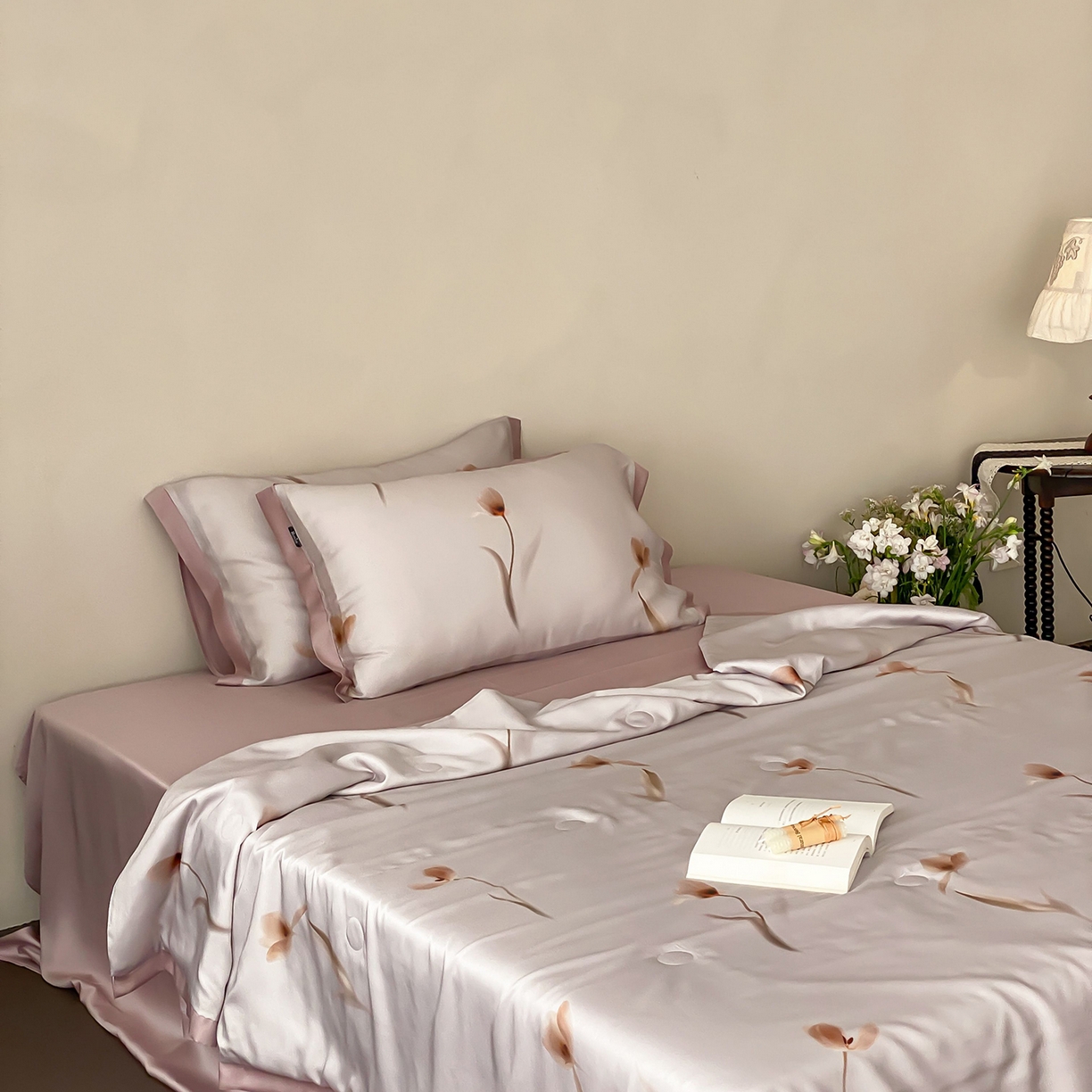 91家纺网 家纺一手货源 找家纺 玉宇阁家居 2026新款60S兰精天丝印花夏被四件套 流光花语-紫芋