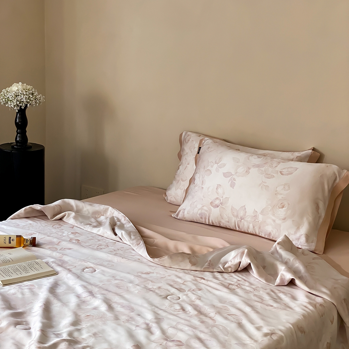 91家纺网 家纺一手货源 找家纺 玉宇阁家居 2026新款60S兰精天丝印花夏被四件套 悠悠夏日-霉霉芭乐