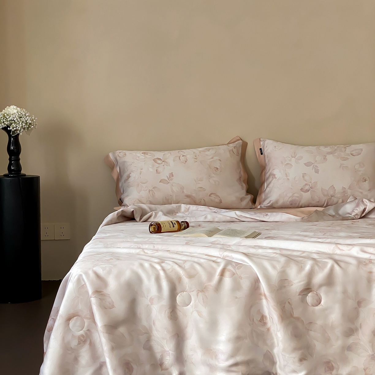 91家纺网 家纺一手货源 找家纺 玉宇阁家居 2026新款60S兰精天丝印花夏被四件套 悠悠夏日-霉霉芭乐