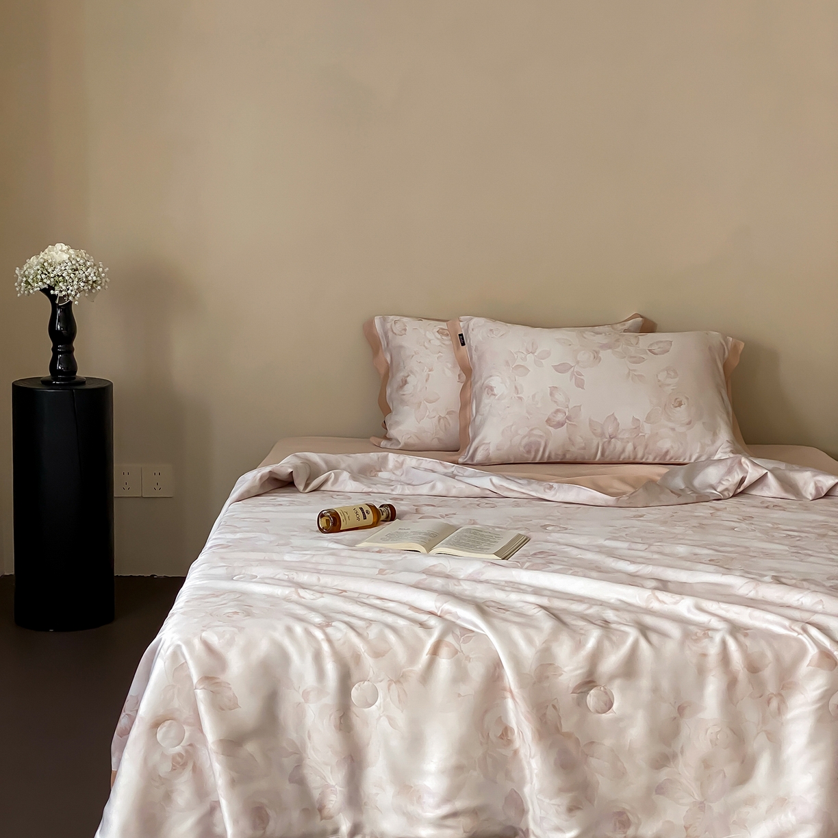 91家纺网 家纺一手货源 找家纺 玉宇阁家居 2026新款60S兰精天丝印花夏被四件套 悠悠夏日-霉霉芭乐