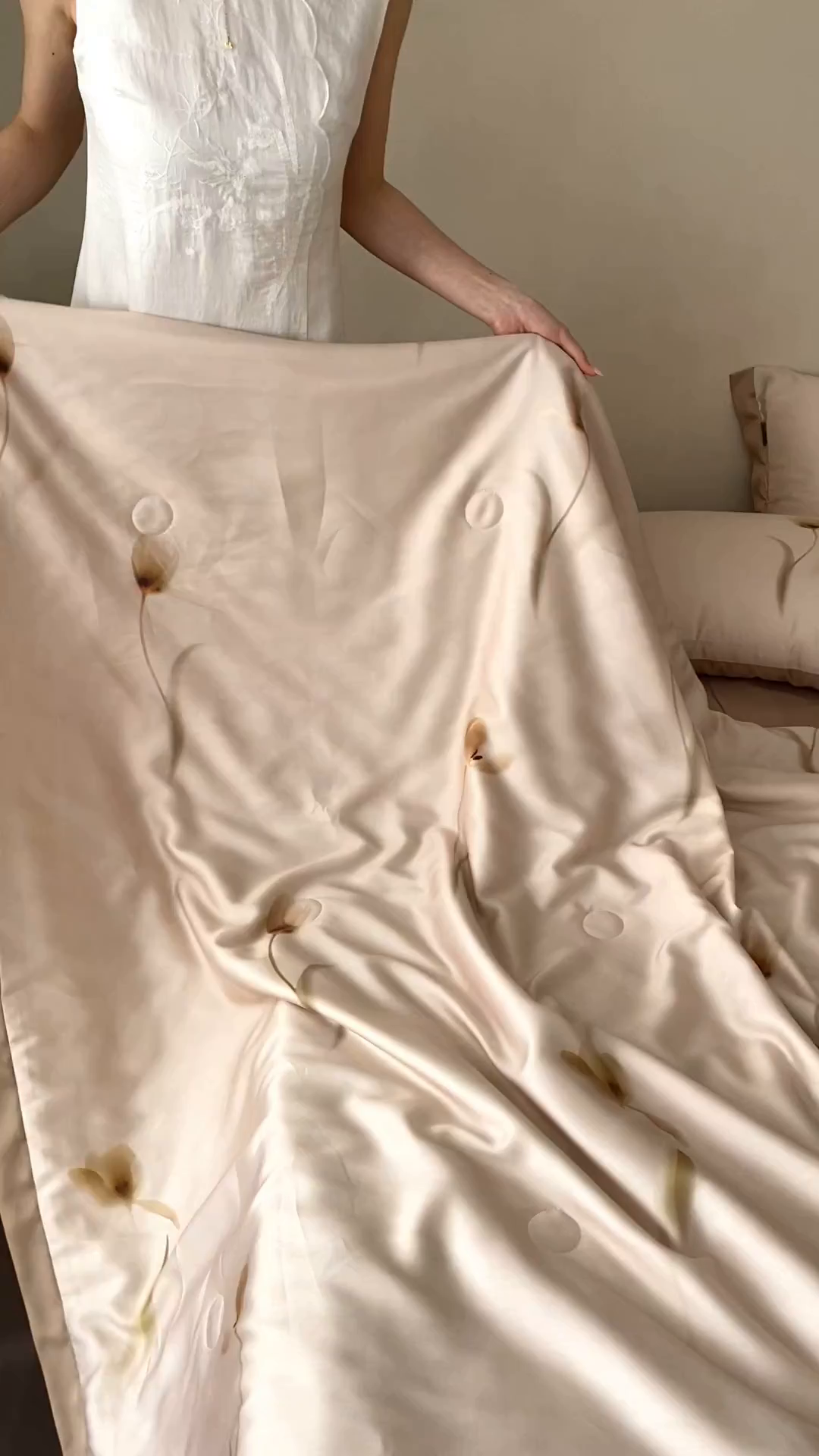 91家纺网 家纺一手货源 找家纺 玉宇阁家居 2026新款60S兰精天丝印花夏被四件套 流光花语-肉桂拿铁