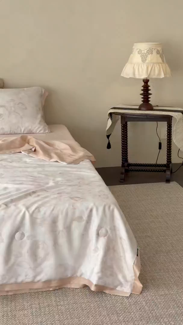 91家纺网 家纺一手货源 找家纺 玉宇阁家居 2026新款60S兰精天丝印花夏被四件套 悠悠夏日-霉霉芭乐