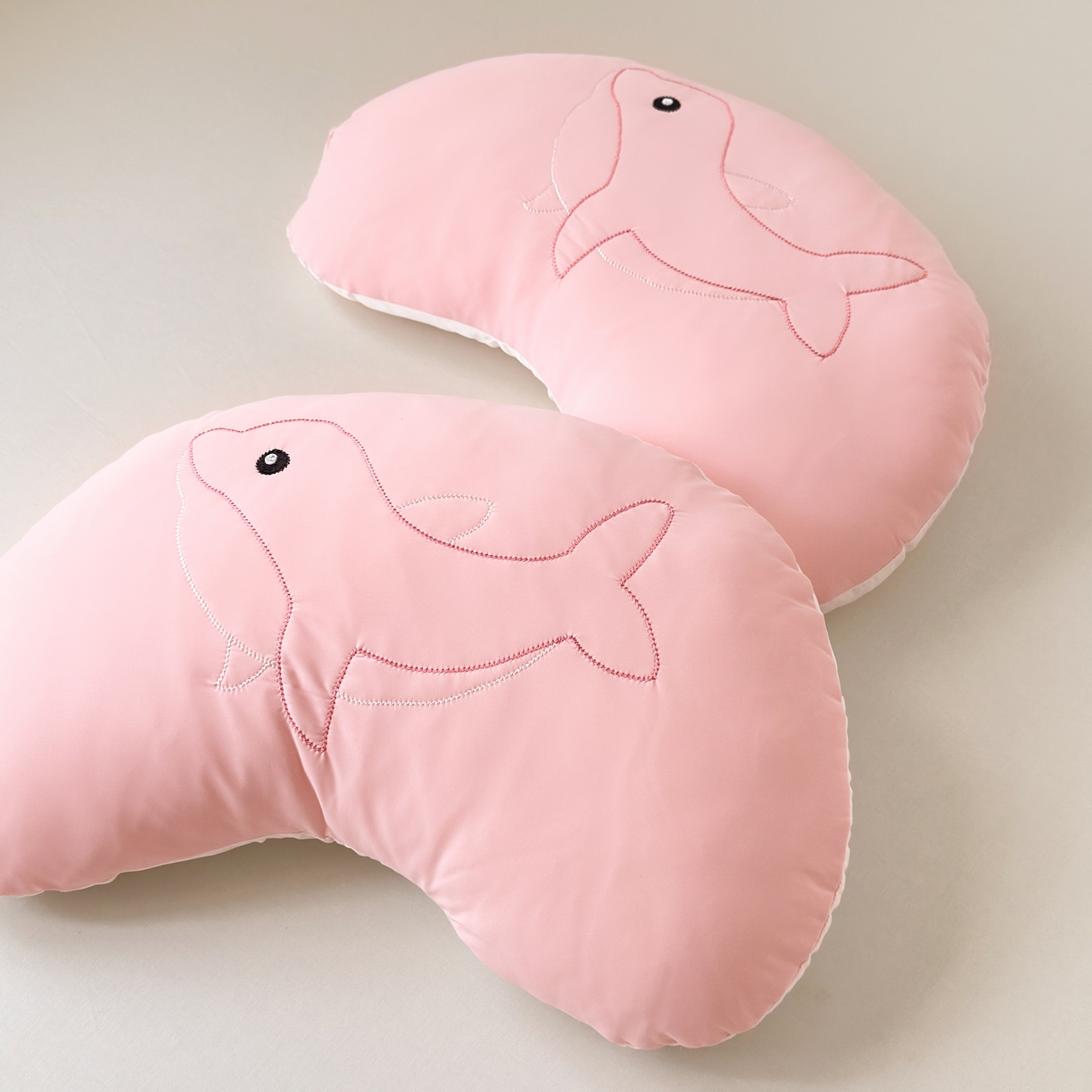 91家纺网 家纺一手货源 找家纺 北鸣有鱼枕芯馆 2026新款冰皮小海豚枕头枕芯 小海豚-粉色 35*55cm/只
