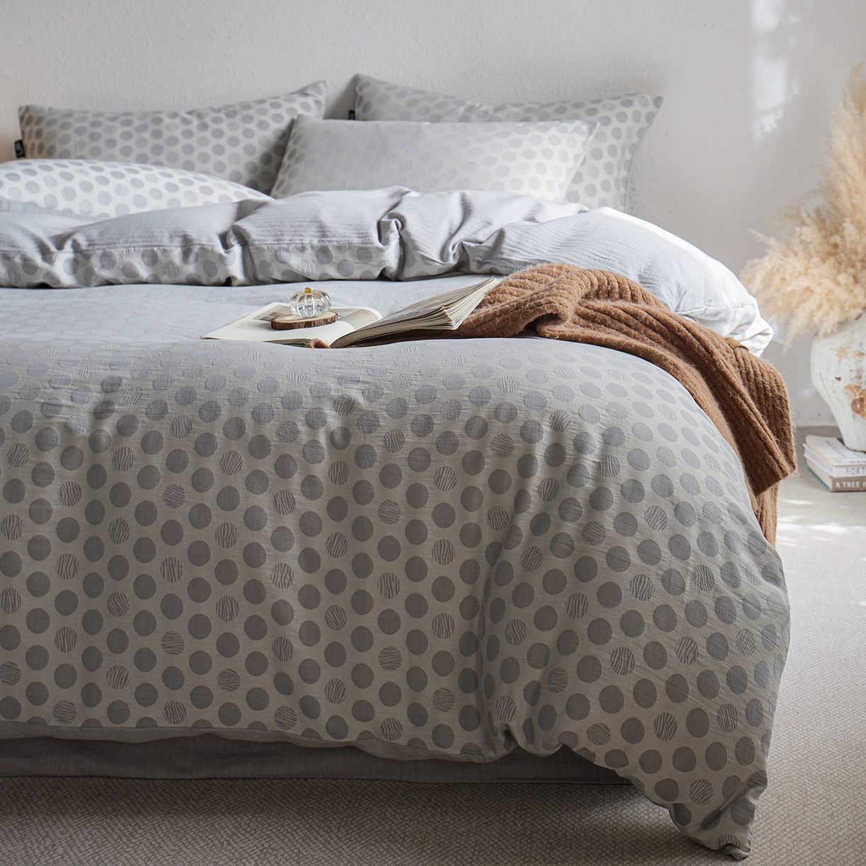 91家纺网 家纺一手货源 找家纺 千朵森 2026新款全棉纯棉色织提花肌理四件套-素序 素序-雾灰波点