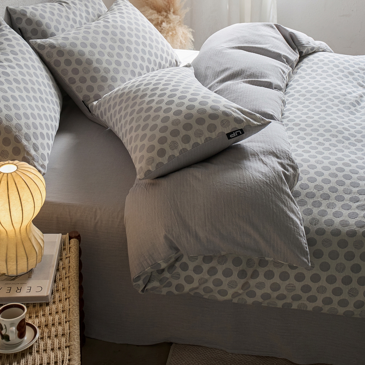 91家纺网 家纺一手货源 找家纺 千朵森 2026新款全棉纯棉色织提花肌理四件套-素序 素序-雾灰波点