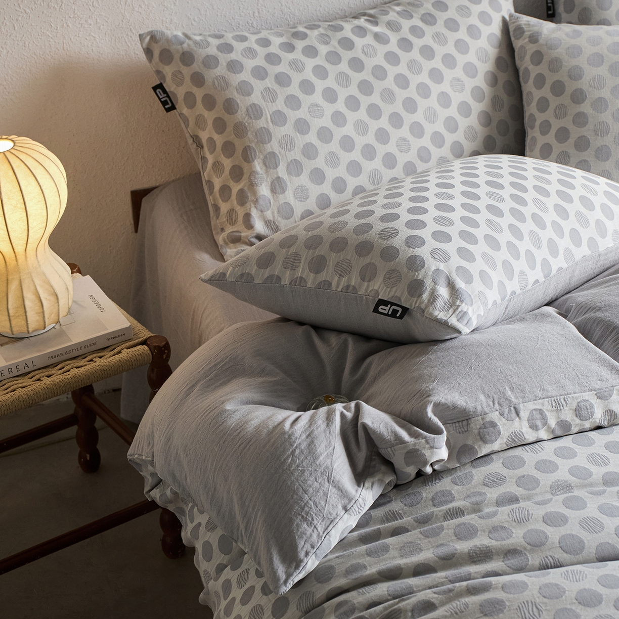 91家纺网 家纺一手货源 找家纺 千朵森 2026新款全棉纯棉色织提花肌理四件套-素序 素序-雾灰波点