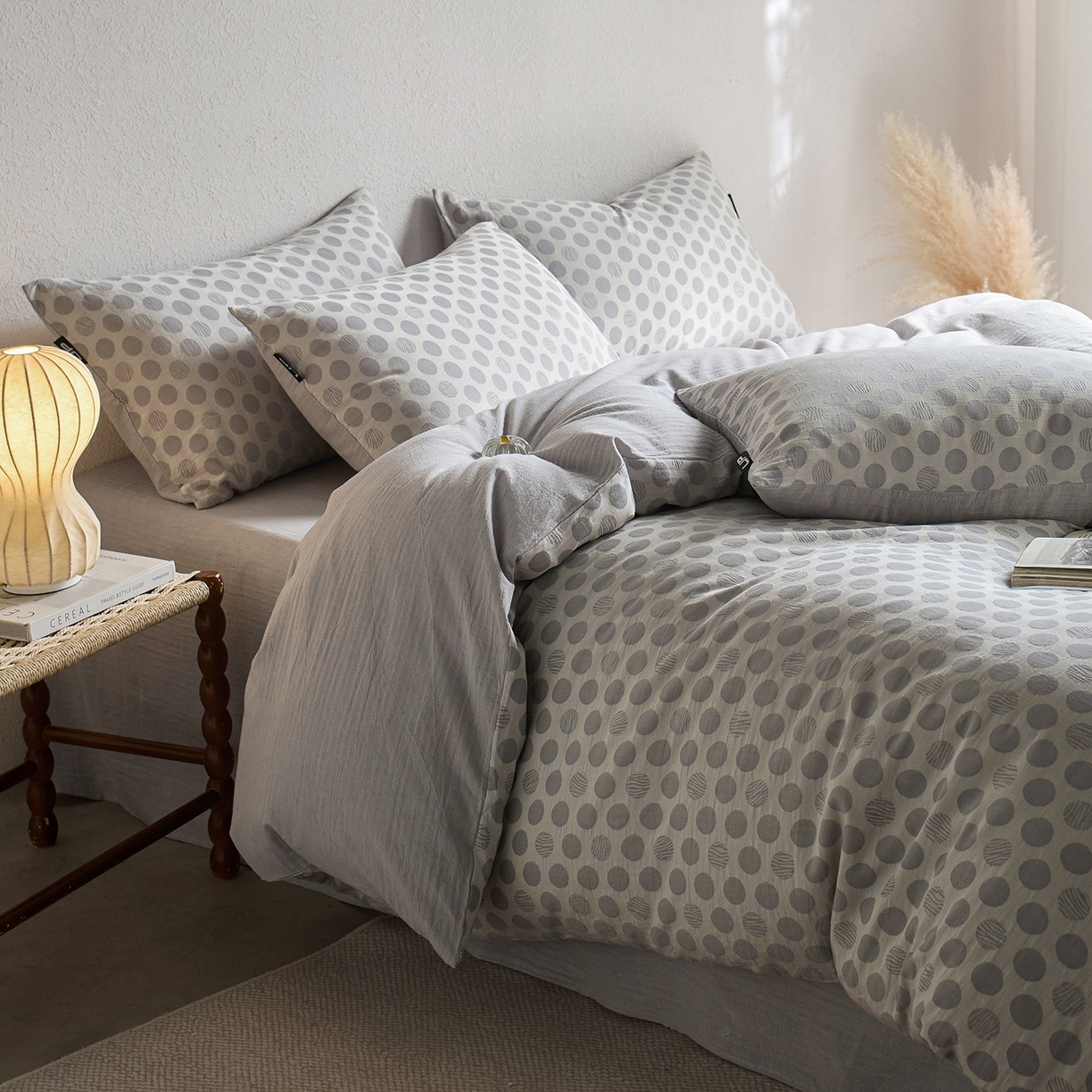 91家纺网 家纺一手货源 找家纺 千朵森 2026新款全棉纯棉色织提花肌理四件套-素序 素序-雾灰波点