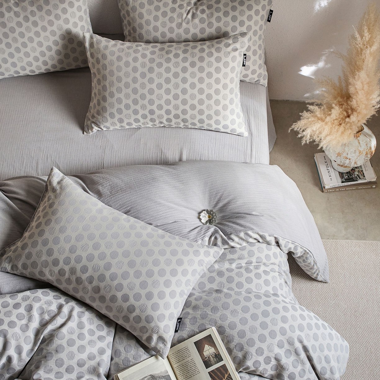 91家纺网 家纺一手货源 找家纺 千朵森 2026新款全棉纯棉色织提花肌理四件套-素序 素序-雾灰波点