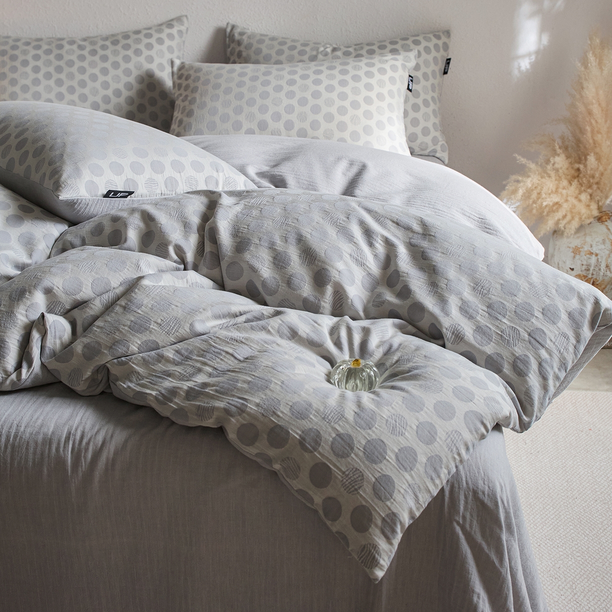 91家纺网 家纺一手货源 找家纺 千朵森 2026新款全棉纯棉色织提花肌理四件套-素序 素序-雾灰波点