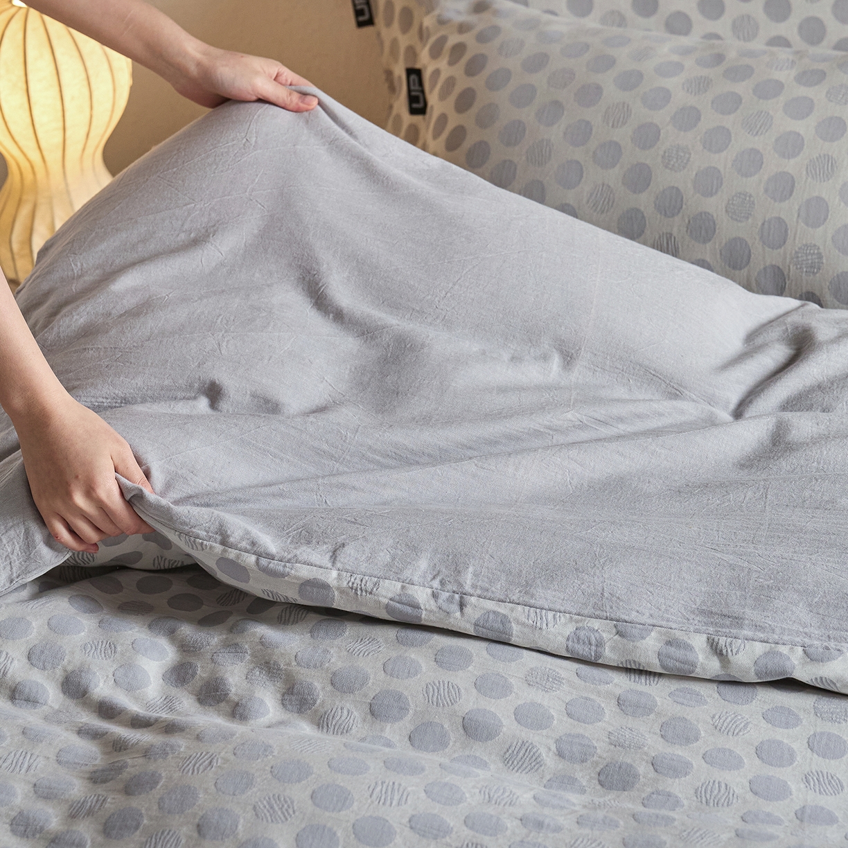 91家纺网 家纺一手货源 找家纺 千朵森 2026新款全棉纯棉色织提花肌理四件套-素序 素序-雾灰波点