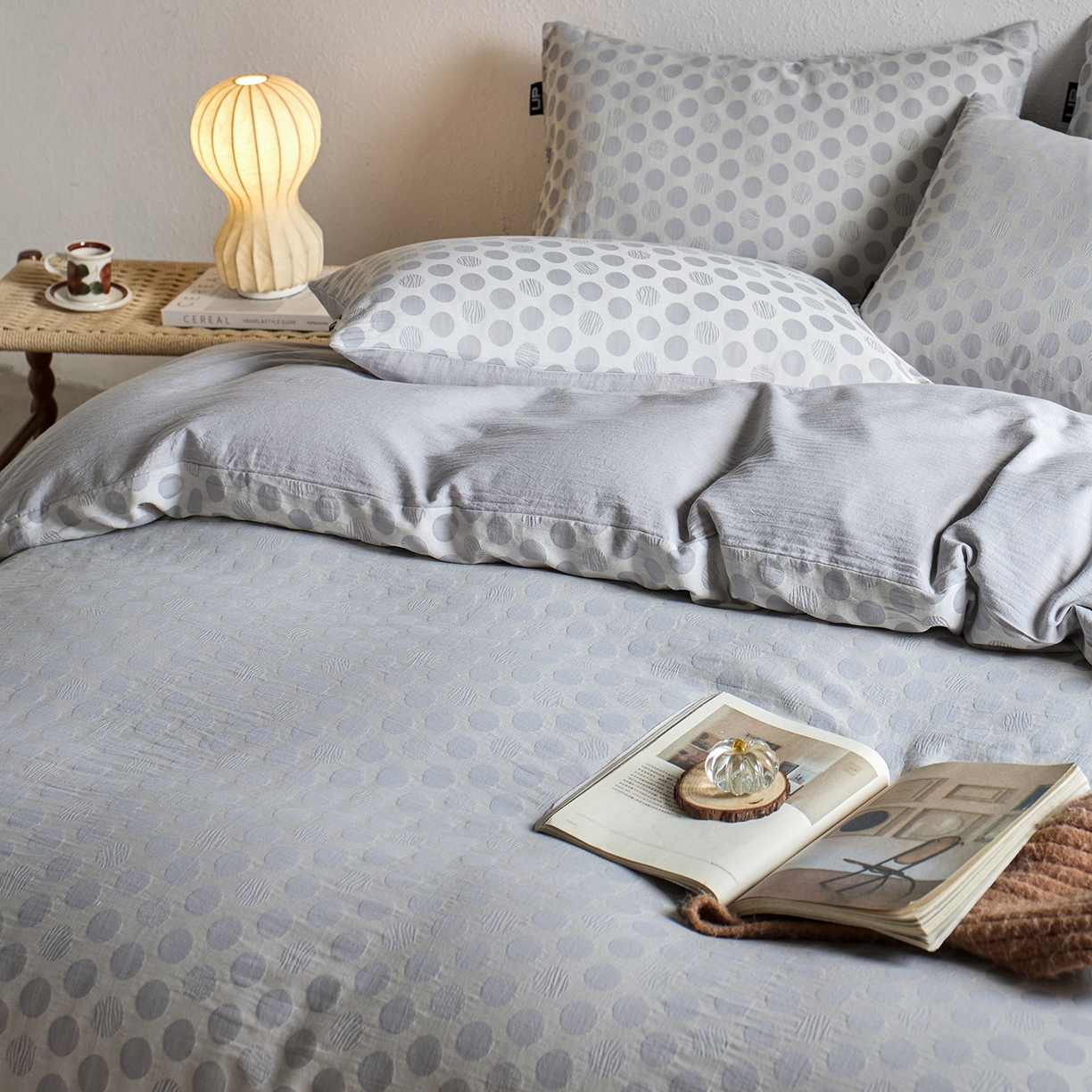 91家纺网 家纺一手货源 找家纺 千朵森 2026新款全棉纯棉色织提花肌理四件套-素序 素序-雾灰波点