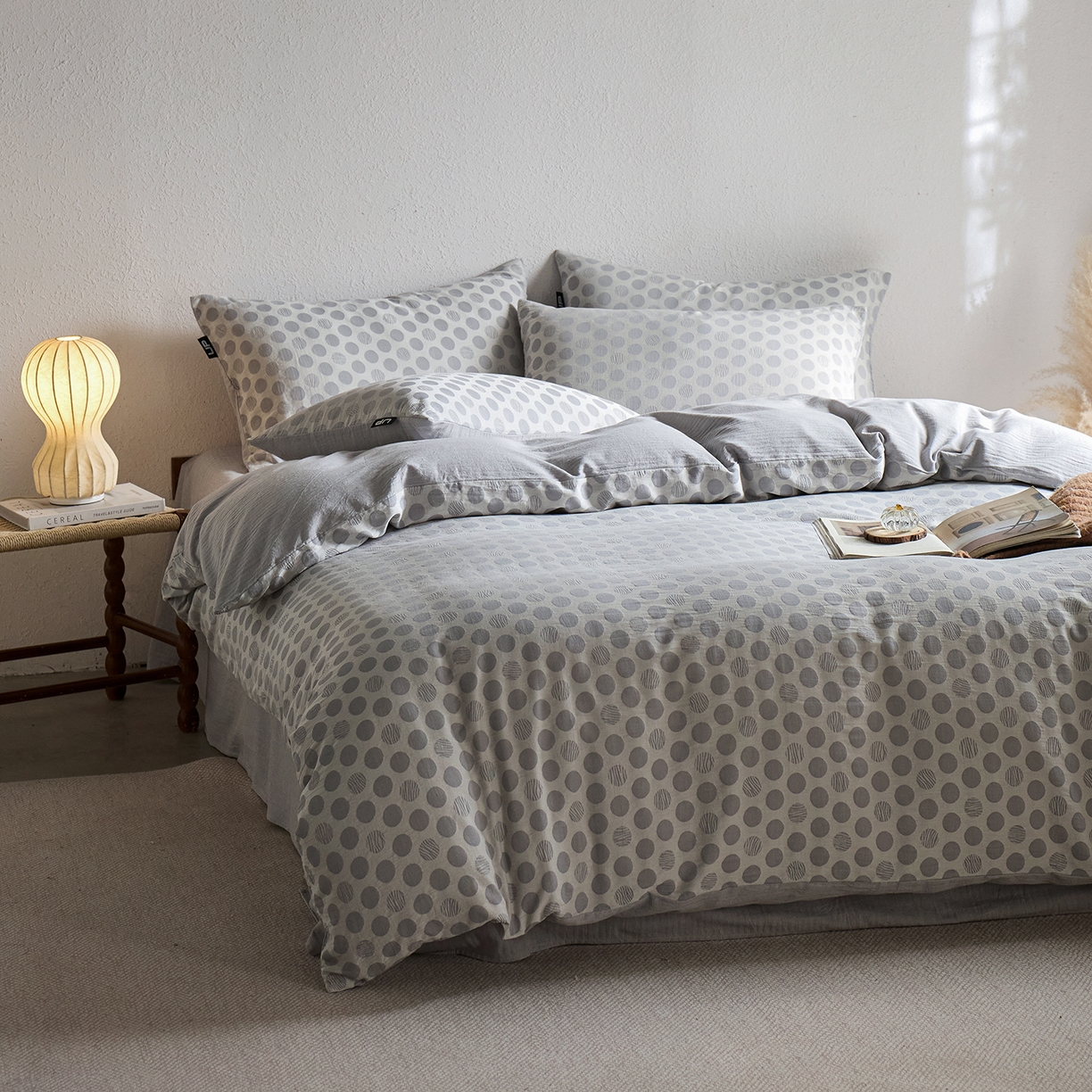 91家纺网 家纺一手货源 找家纺 千朵森 2026新款全棉纯棉色织提花肌理四件套-素序 素序-雾灰波点