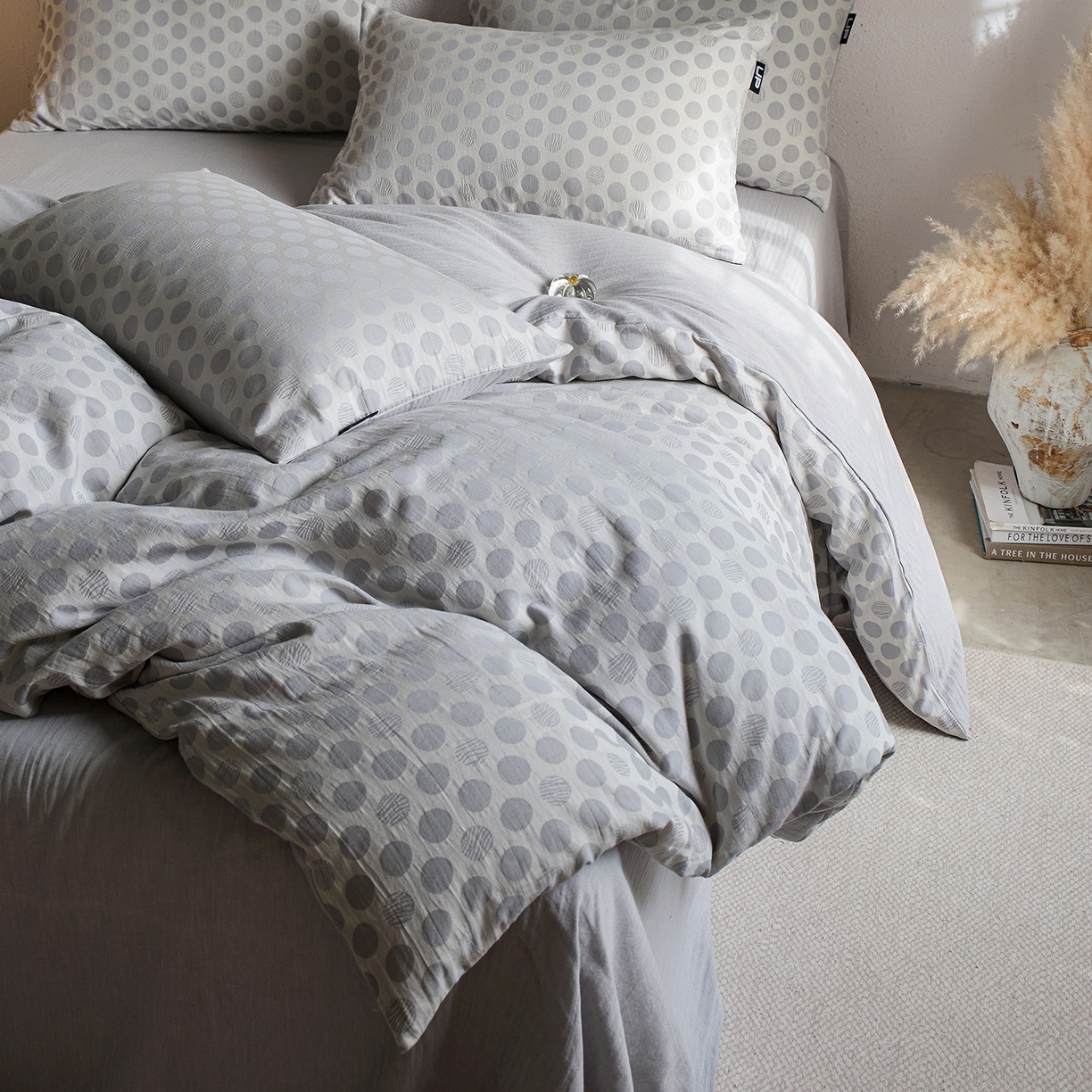 91家纺网 家纺一手货源 找家纺 千朵森 2026新款全棉纯棉色织提花肌理四件套-素序 素序-雾灰波点