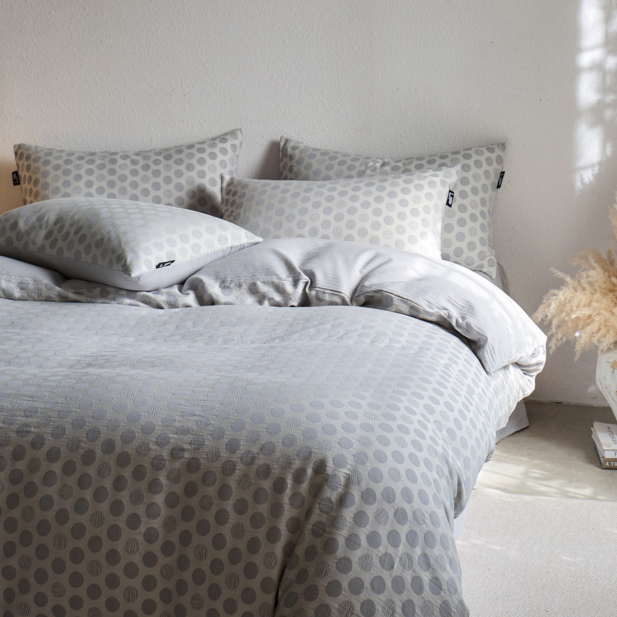 91家纺网 家纺一手货源 找家纺 千朵森 2026新款全棉纯棉色织提花肌理四件套-素序 素序-雾灰波点