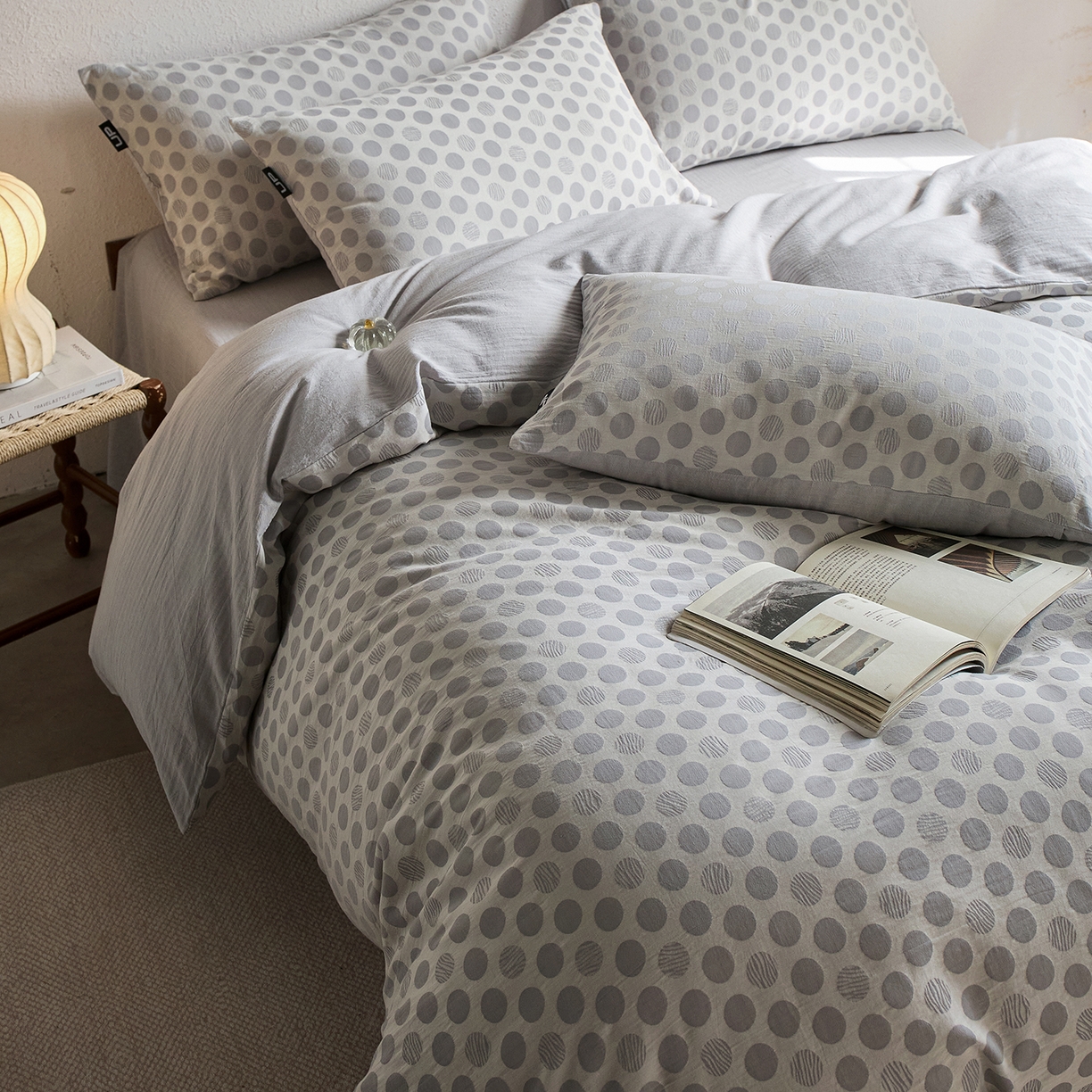 91家纺网 家纺一手货源 找家纺 千朵森 2026新款全棉纯棉色织提花肌理四件套-素序 素序-雾灰波点