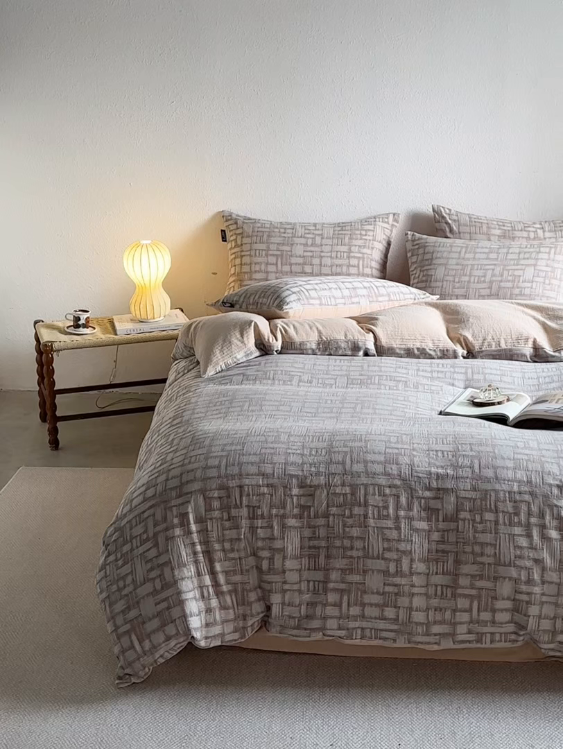 91家纺网 家纺一手货源 找家纺 千朵森 2026新款全棉纯棉色织提花肌理四件套-素序 素序-雾灰波点