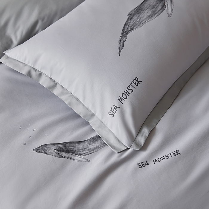 91家纺网 家纺一手货源 找家纺 千朵森 2026新款海洋风全棉纯棉50S数码印花拼角四件套 HY灰海鲸屿