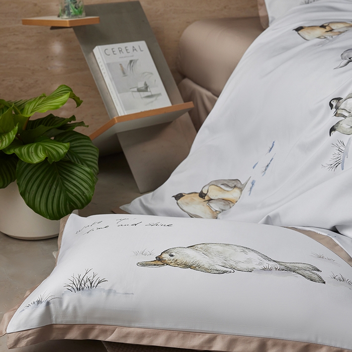 91家纺网 家纺一手货源 找家纺 千朵森 2026新款海洋风全棉纯棉50S数码印花拼角四件套 HY企鹅奇缘