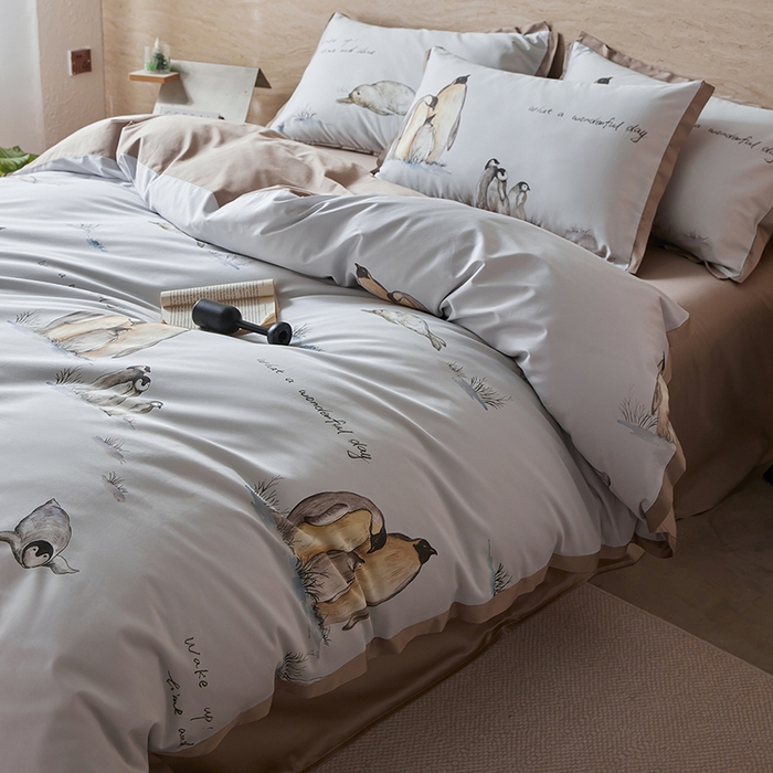 91家纺网 家纺一手货源 找家纺 千朵森 2026新款海洋风全棉纯棉50S数码印花拼角四件套 HY企鹅奇缘