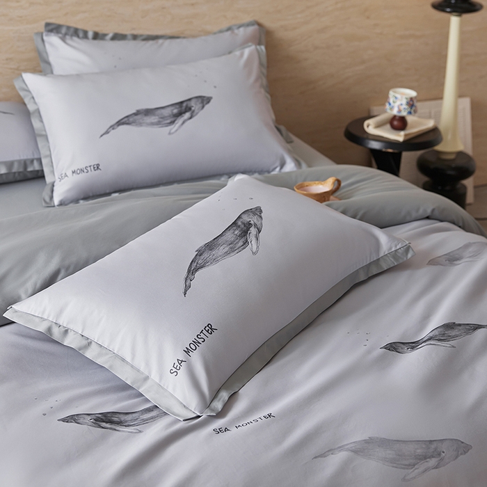 91家纺网 家纺一手货源 找家纺 千朵森 2026新款海洋风全棉纯棉50S数码印花拼角四件套 HY灰海鲸屿