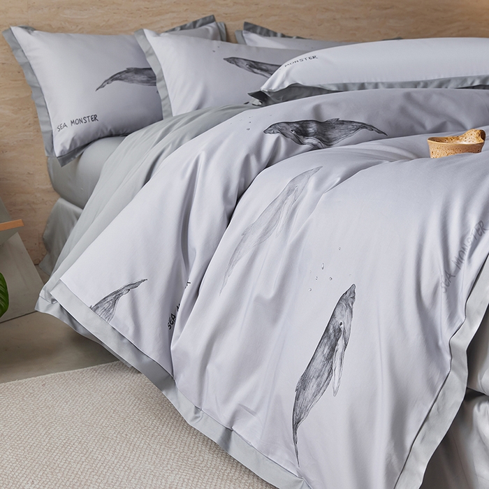 91家纺网 家纺一手货源 找家纺 千朵森 2026新款海洋风全棉纯棉50S数码印花拼角四件套 HY灰海鲸屿