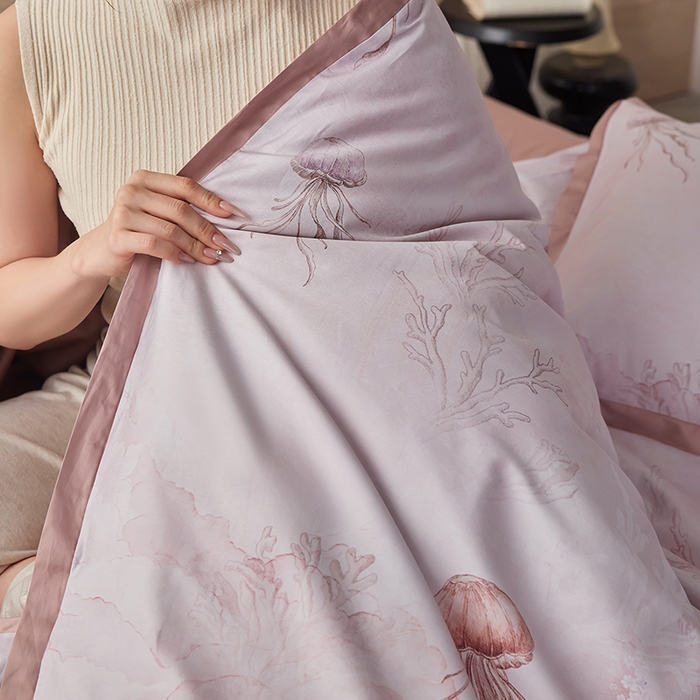 91家纺网 家纺一手货源 找家纺 千朵森 2026新款海洋风全棉纯棉50S数码印花拼角四件套 HY水母私语