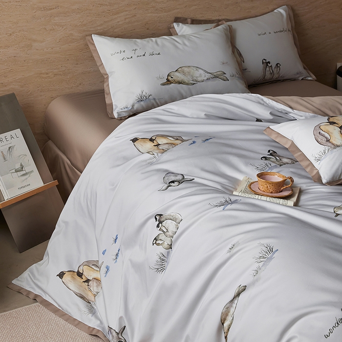 91家纺网 家纺一手货源 找家纺 千朵森 2026新款海洋风全棉纯棉50S数码印花拼角四件套 HY企鹅奇缘