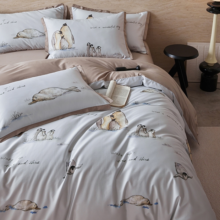 91家纺网 家纺一手货源 找家纺 千朵森 2026新款海洋风全棉纯棉50S数码印花拼角四件套 HY企鹅奇缘